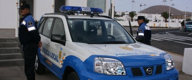 Detenido un conductor que quintuplicaba la tasa de alcohol y otro que circulaba invadiendo el carril contrario en Puerto del Carmen