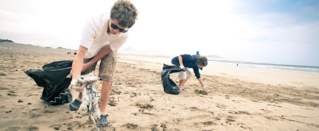Cerca de 30 personas recogen hasta 60 bolsas de basura de la playa de Famara