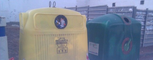 Un contenedor lleno en San Francisco Javier impide a los vecinos reciclar sus residuos