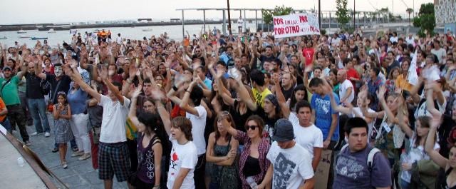 Los "indignados" toman las calles de Arrecife y piden "transparencia total" en las instituciones