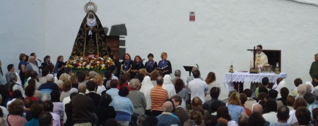 La comunidad cristiana de Lanzarote se trasladó a Mancha Blanca para participar en la misa en honor a la Virgen de Los Dolores