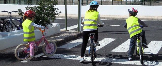 Una nueva campaña del Cabildo promueve la movilidad a pie y el uso de la bicicleta en el núcleo familiar