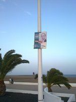 Carteles electorales en Playa Honda, mes y medio después de las elecciones