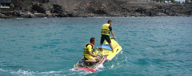 Una mujer y un niño tienen que ser rescatados en Matagorda después de que su colchoneta se alejara de la costa por culpa del viento