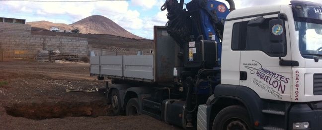 Parte de un camión se queda encajado en un foso "de unos 10 metros" en Argana Alta