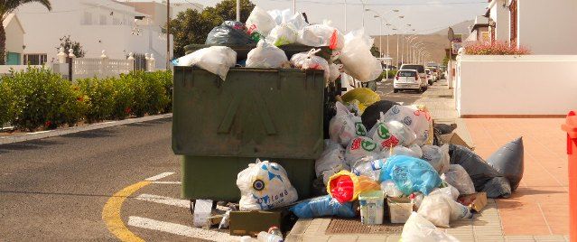 Contenedores desbordados en San Bartolomé por una huelga de los trabajadores del servicio de limpieza