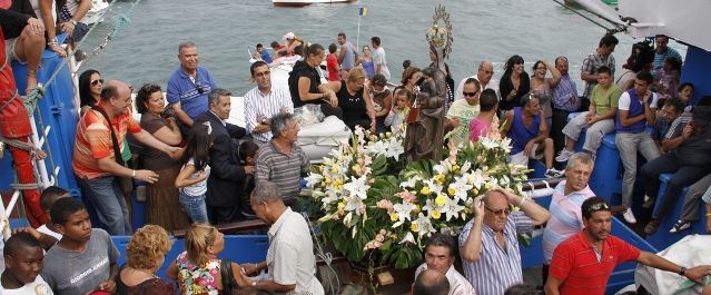 La procesión de la Virgen por el litoral de Arrecife pone fin a las fiestas del Carmen de Valterra