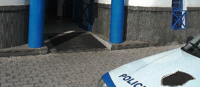 Detenido un hombre por incumplir una orden de alejamiento y "aporrear violentamente" la puerta de la casa de su ex pareja en Arrecife