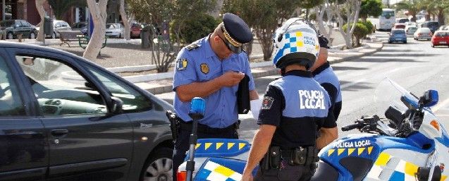 Dos detenidos acusados de robar en una casa de Puerto del Carmen, darse a la fuga en un coche, que acabó volcado en Arrecife