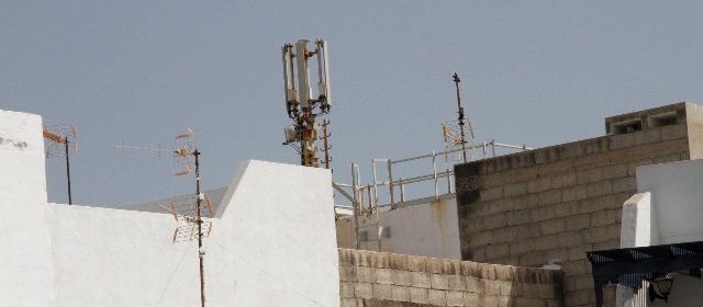 Los operadores de telefonía móvil se comprometen a elaborar un proyecto común para instalar dos antenas en Guatiza y Famara