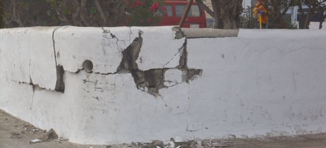 Los vecinos de Titerroy denuncian "el peligro" que supone para los niños un muro del parque infantil contra el que chocó un coche