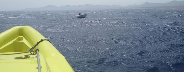 Emerlan recupera un barco sin tripulantes a una milla de Playa Honda, que se había soltado del amarre por culpa del fuerte viento