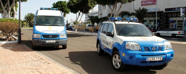 Detenidos  dos hombres acusados de asaltar y robar a una mujer en su coche en Puerto del Carmen, a quien abandonaron en Arrecife