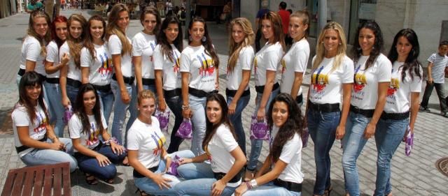 Las candidatas a Miss Arrecife y Reina de las Fiestas San Ginés 2011 pasean su belleza por la calle Real y llevan sus ofrendas a Cáritas