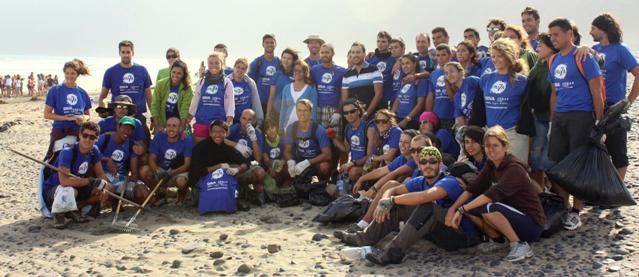 Los universitarios de "Ruta Siete" limpian la playa de Famara