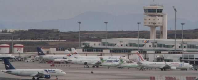 La baja por enfermedad de cuatro controladores aéreos en el Centro de Control de Canarias merma la operatividad del aeropuerto de Guacimeta