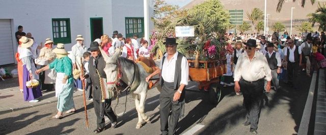 Los vecinos de San Bartolomé ofrecen sus mejores productos al Santo Patrón en su tradicional romería