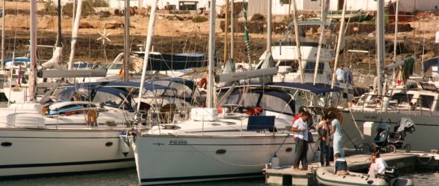 Varios robos y destrozos en algunos barcos de La Graciosa hacen saltar la alarma entre los residentes