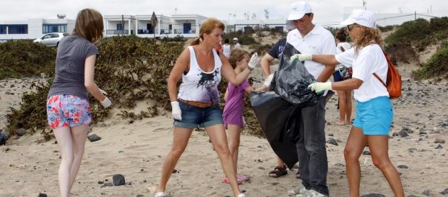 Un total de 650 kilos de residuos se retiran de la playa de Famara