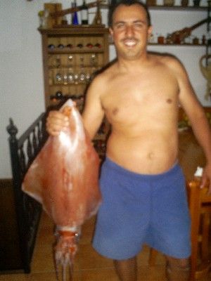 Pescan un calamar "gigante" en Órzola