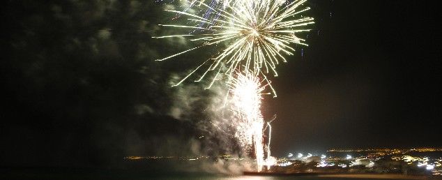 Unos espectaculares fuegos artificiales ponen el broche final a las fiestas de San Ginés