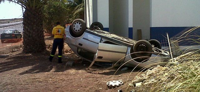 Una mujer de unos 30 años herida tras volcar su vehículo