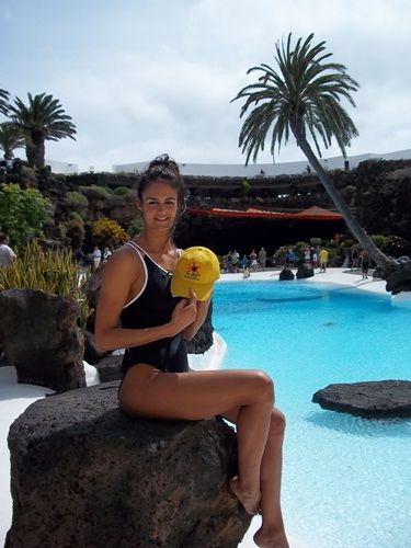 La nadadora olímpica Thaís Henríquez, una sirena en Los Jameos del Agua