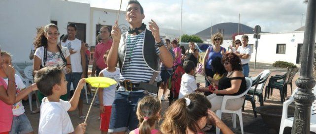 Más de cien niños disfrutaron del Chiquiparque organizado para potenciar la zona comercial abierta de Tías