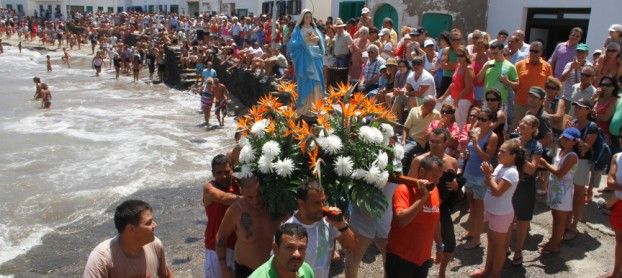 Unas 5.000 personas rindieron honores a la Virgen en Caleta de Famara