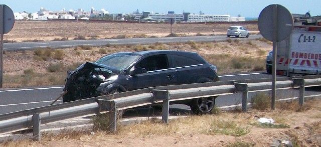La colisión frontal de dos vehículos en Playa Blanca deja cuatro heridos