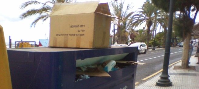 Un contenedor de cartón desbordado frente al Parque Ramírez Cerdá