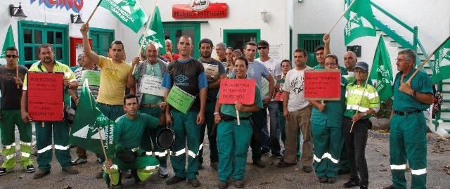 Los trabajadores de limpieza de Costa Teguise inician la huelga, pero denuncian que la UCCT ha enviado operarios para recoger la basura