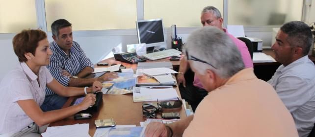 Los taxistas de Arrecife reclaman mayor control policial y la modificación de algunas de las paradas