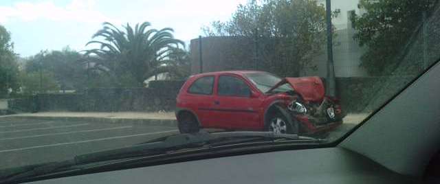 Denuncia que el coche que sufrió un accidente en Playa Blanca se encuentra "desde hace más de una semana" a las puertas de un hotel