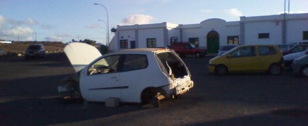 Un vecino propone rodar la segunda parte de Invasor en Maneje, frente a un coche abandonado en un solar