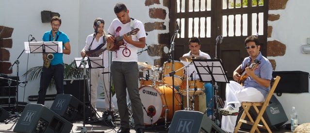 El joven timplista Gabriel García desgrana su música en la Casa Museo del Timple