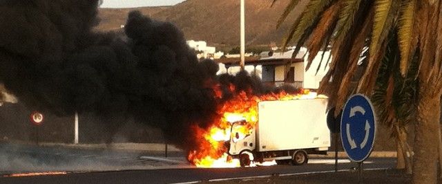 Un camión isotérmico sufre un incendio en la rotonda de Mácher