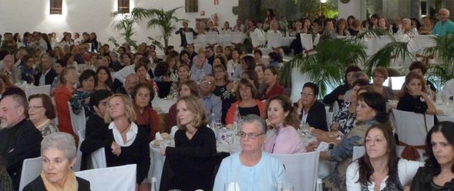 Lanzarote responde a la llamada de Calor y Café y 500 personas acuden a la cena benéfica en el Monumento al Campesino