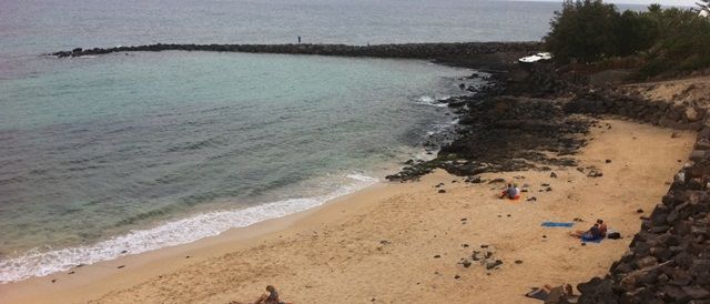 Unos bañistas rescatan el cadáver de un hombre en la playa cercana a La Mareta