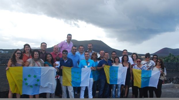 Los jóvenes nacionalistas de Lanzarote celebran en El Islote el Día de la Bandera
