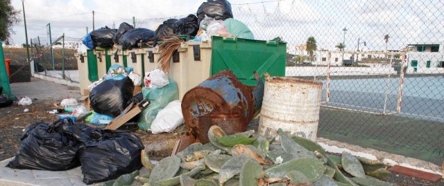 Los trabajadores ponen fin a la huelga de basura en Tinajo y el Ayuntamiento convoca un pleno para secuestrar el servicio