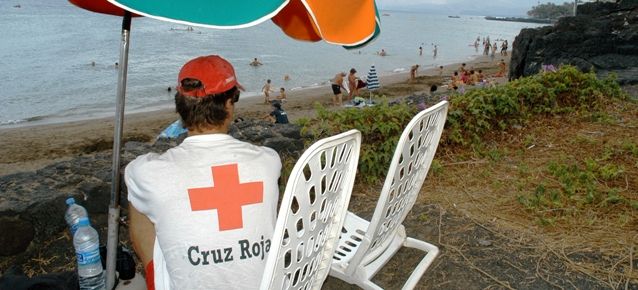 Cruz Roja retirará el servicio de vigilancia de las playas a partir del día 16 si el Cabildo no le abona 300.000 euros que le debe