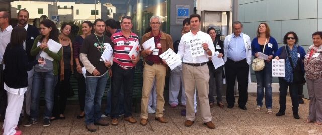 La huelga de Sanidad comienza en Lanzarote con una concentración de varios trabajadores a las puertas del Hospital Molina Orosa