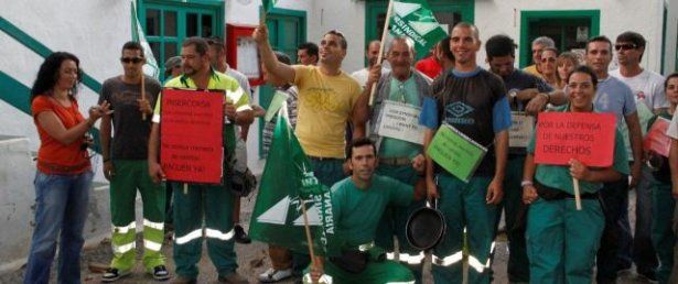 Los trabajadores de la recogida de basura de Costa Teguise levantan la huelga, tras cobrar su salario de octubre