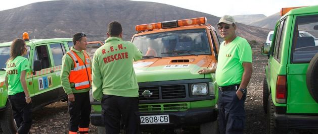 Un parapentista sufre un accidente y se precipita contra la playa de atrás de Órzola