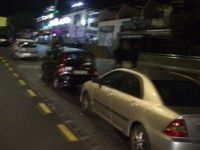 Los vehículos aparcados en las paradas de guaguas en Puerto del Carmen dificultan el servicio de transporte público