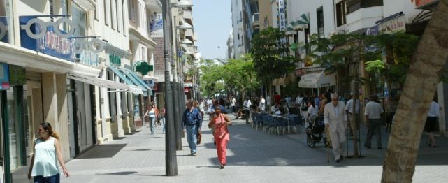 Un hombre entra en el banco Santander, amenaza a trabajadores y clientes y se da a la fuga en Arrecife