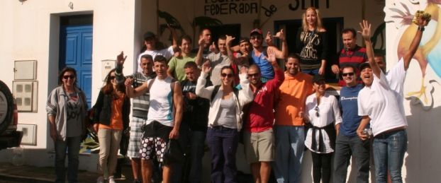Una decena de reclusos de la cárcel de Tahíche participó en la campaña de limpieza de la playa de Famara