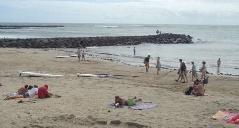 Teguise reabre la playa de Las Cucharas, pero la Policía Local seguirá controlando la zona por si las medusas regresan a la costa