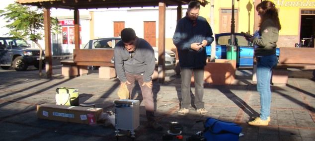 Técnicos de la Casa de Los Volcanes se traen a Lanzarote una roca del volcán de El Hierro, tras pasar seis días analizando la crisis volcánica
